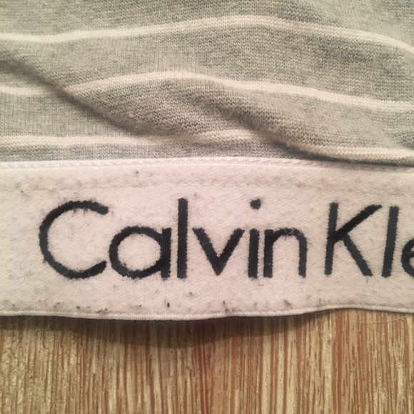 SOLD Calvin Klein Crop Top- S - Picture 2 of 4